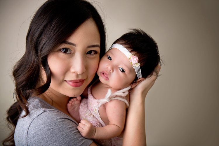 San Diego Newborn photographer. 5 weeks old baby. Parent posing